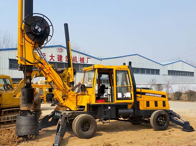 小型轮式旋挖机，适合于房屋建筑、道路桥梁施工和建筑工地使用